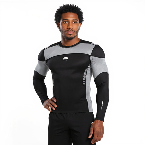 Rashguard Venum Tempest noir/gris à manches longues – coupe compressive, coutures renforcées, second peau pour entraînements intensifs. Myglove maroc