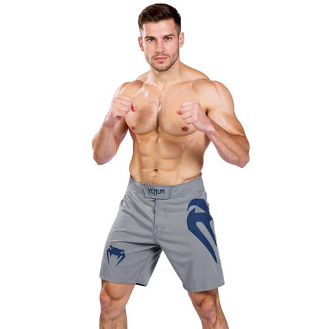 Shorts de combat Venum Light 5.0 Grey/Blue – tissu léger, fentes latérales renforcées, fermeture scratch et cordon – Myglove Maroc