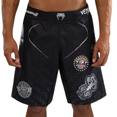 Shorts de combat Venum x Tekken Paul Phoenix en noir/blanc – fentes latérales, fermeture velcro, design Paul Phoenix.

